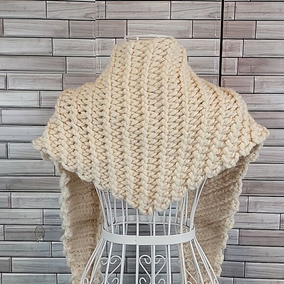 Handmade chunky knit scarf in a cape style - Picture 8 of 9